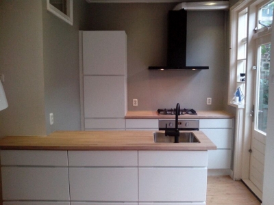 Fonkelnieuw keuken wit en houten blad – Keukenvoorbereiding KE-55